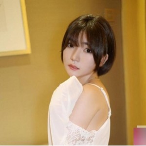 《小鱼儿：一位可爱性感的少女的梦想故事》