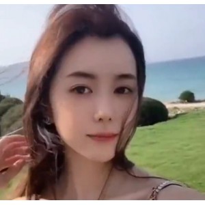 高颜值的骚妻子面无表情下面被猛男C出大量豆浆，紧紧抱着的单男反差