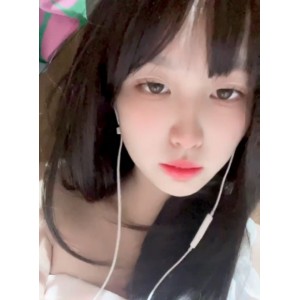 小雪陪玩补血游戏直播