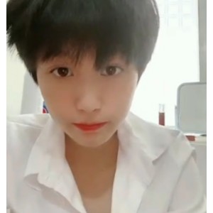 小雪陪玩补血游戏直播