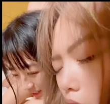 倪娜Nina组队闺蜜四人游自拍汉堡用嘴车灯视频