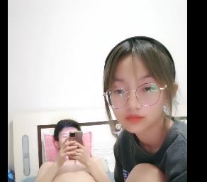 娇小身材黑丝美眉L莉自拍视频48分钟，年轻小情侣甜蜜互动