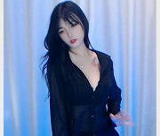 精选美女梦甜T衣舞自拍视频9分钟，舒服享受L~S舞