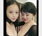 周海媚&侄女全身镂空黑丝，魅力对比，高龄美魔女&嫩妹，今日推荐！