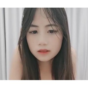 清纯学妹苏依依4V自拍视频，3.8G资源，嫩美侧身展示小黄毛棒棒糖