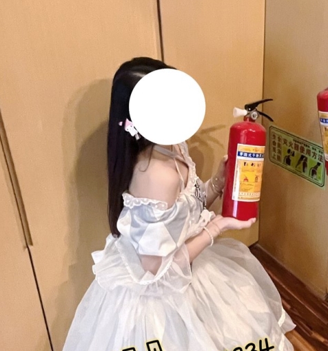 拜金女神贝贝:反差生活大揭秘,1338张照片54个视频全方位展示