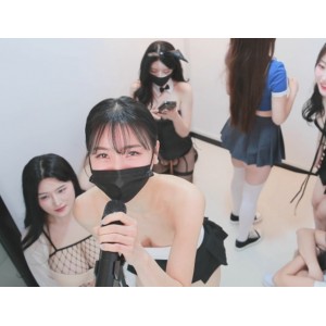 根据您提供的内容，为该商品取一个精彩视频合集：韩国脱衣舞、密室逃脱和骰子战争，4V+37G，百度盘下载，无密码压缩，中韩字幕，支持坛友，简易解压方式