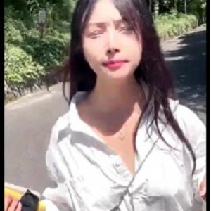 聂小冰：户外探险视频大公开！颜值爆表，路人稀少，穿衣搭配惊艳！