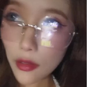 眼镜美女搭讪车阵视频1V361M